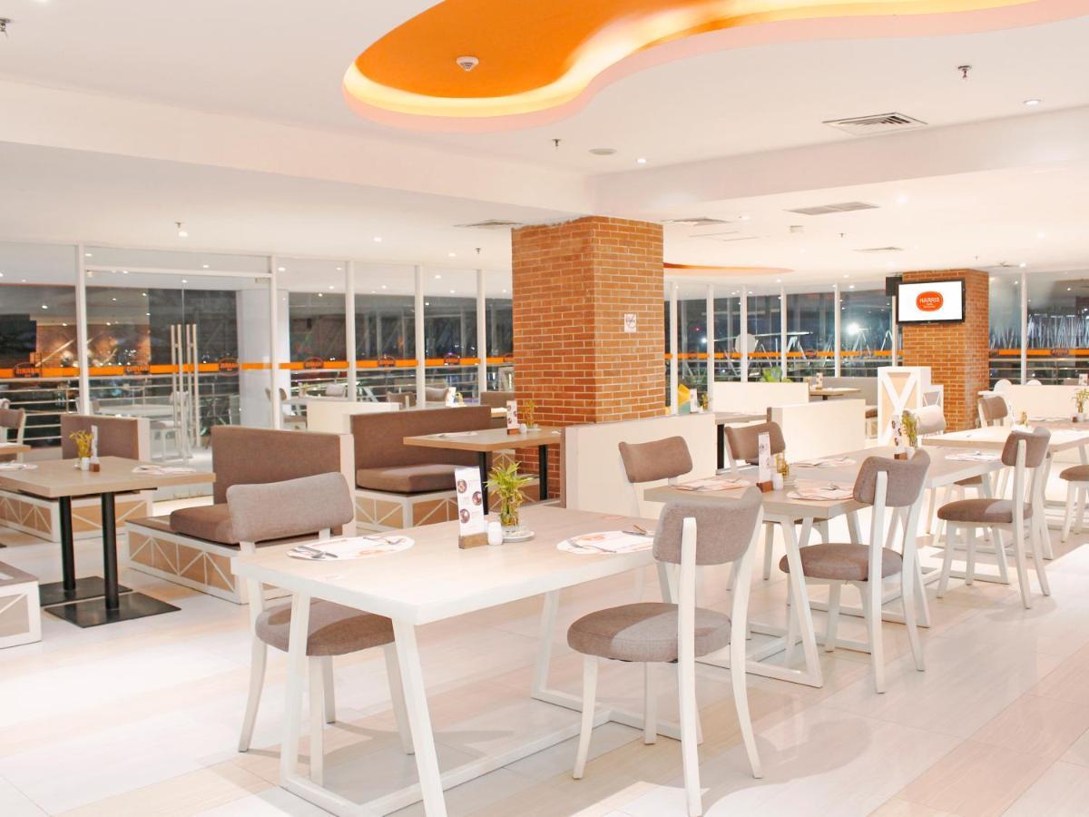 Harris Hotel Samarinda Exterior foto